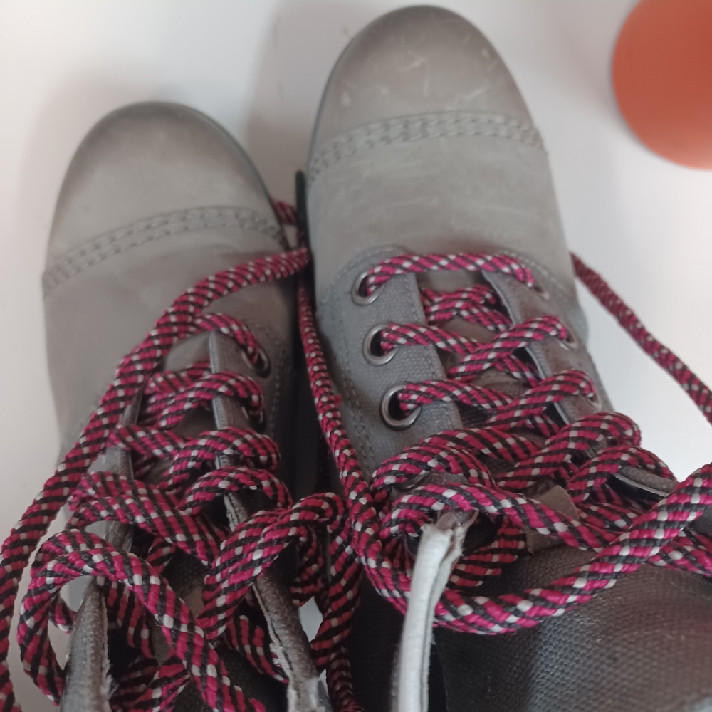 Sorel Gray Women's Boots with Red Laces - Picture 5 of 6